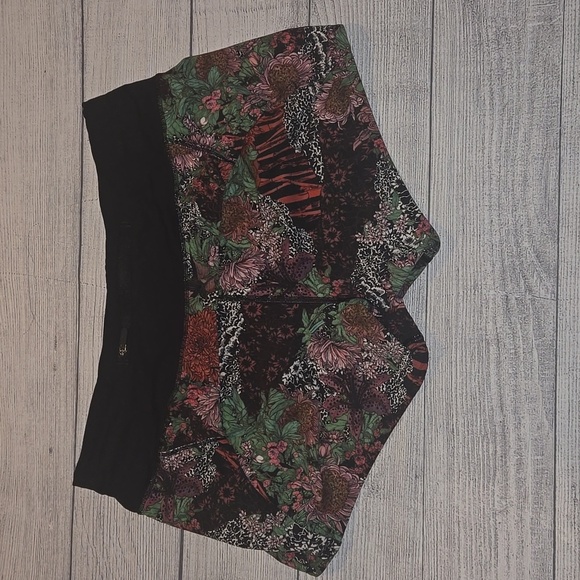 Lululemon Women's Run Times Short II Zen Garden Black Size 6 - Picture 2 of 7